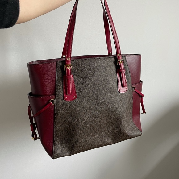 MICHAEL KORS
Voyager Medium Logo Tote Bag - Picture 4 of 7